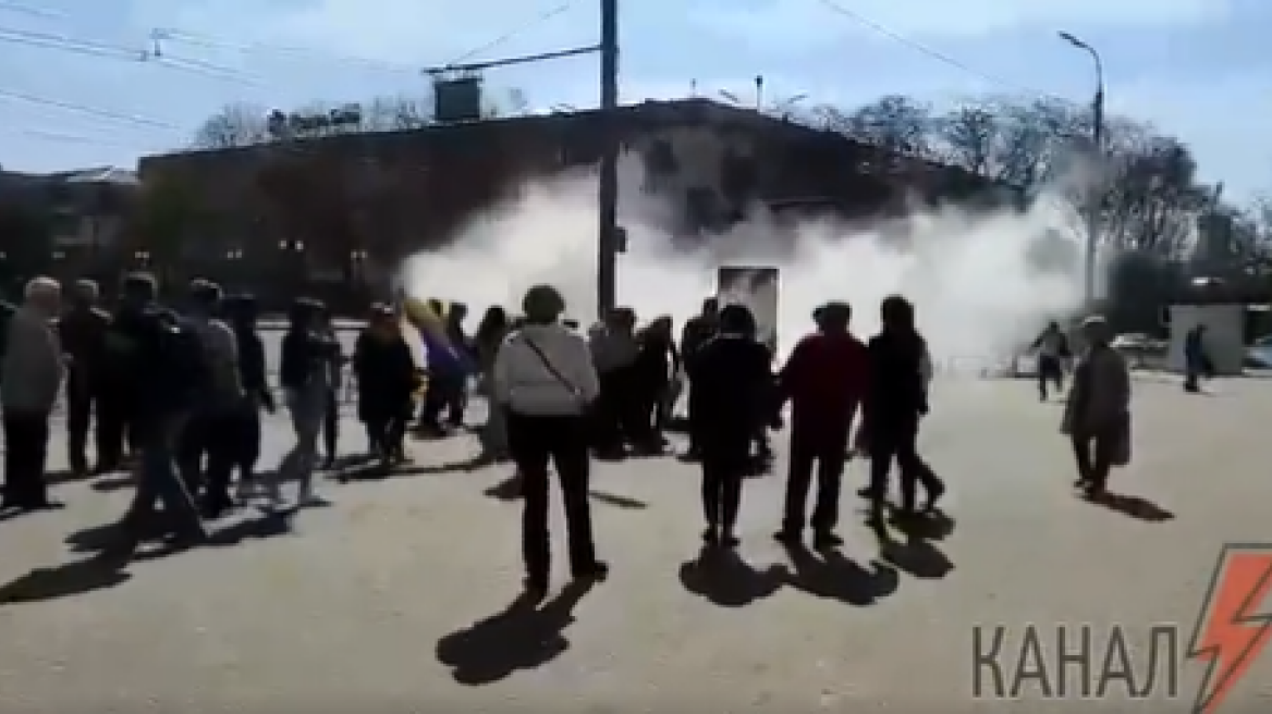 Πόλεμος στην Ουκρανία: Ρώσοι «διαλύουν» με δακρυγόνα αντικατοχική διαδήλωση των κατοίκων της Χερσώνας (βίντεο)