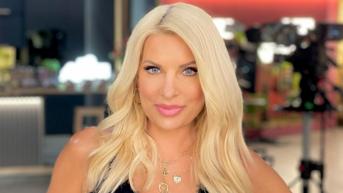 Η Ελένη Μενεγάκη επέστρεψε μαυρισμένη από τις διακοπές του Πάσχα