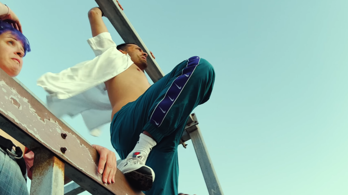 Κωνσταντίνος Αργυρός - «Ελεύθερος»: Το δυνατό μήνυμα που στέλνει το νέο του τραγούδι και το βίντεο κλιπ