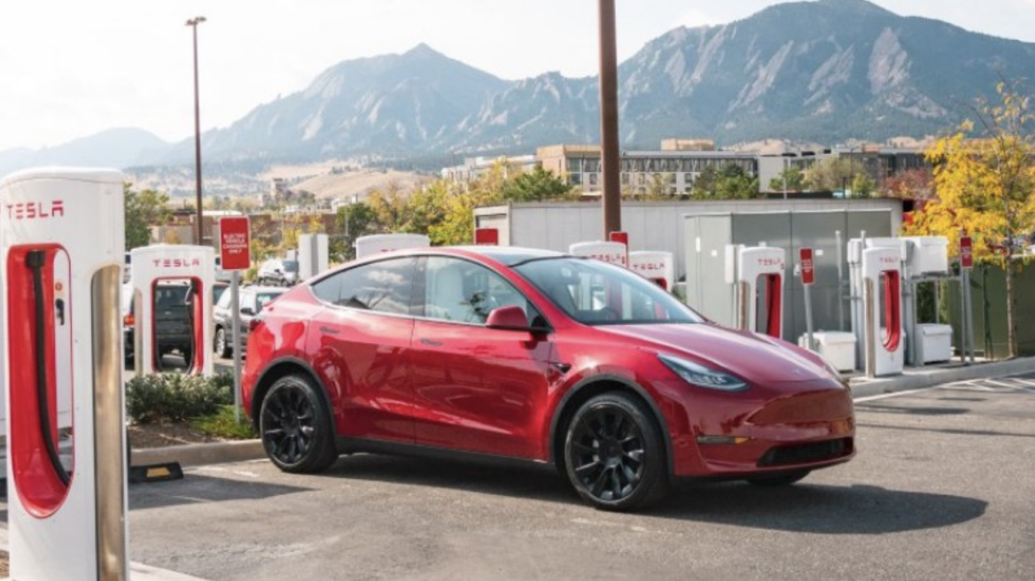 Τσιγκουνιά ή αδυναμία της Tesla;