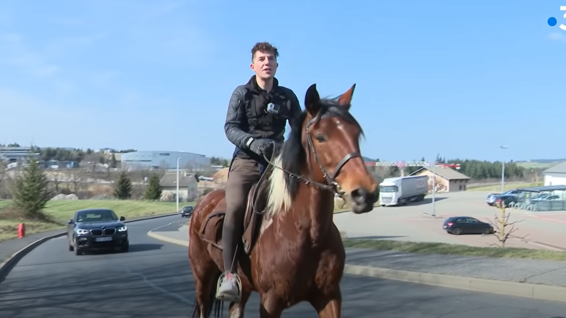 Γαλλία: Νεαρός πηγαίνει στη δουλειά με... άλογο λόγω ενεργειακής κρίσης! - Δείτε βίντεο