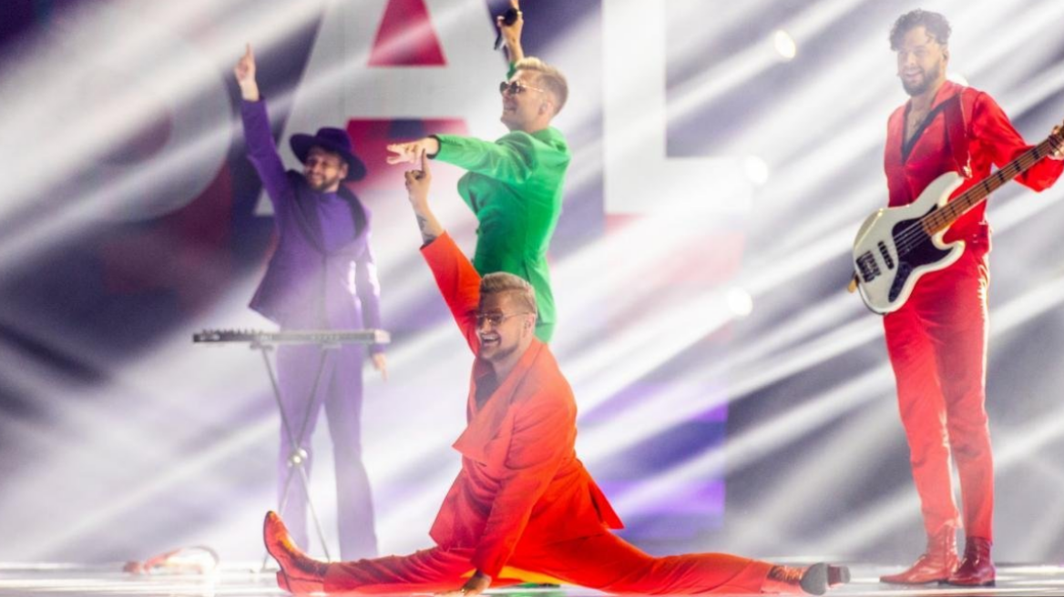 Eurovision 2022: Σκίστηκε το παντελόνι του τραγουδιστή της Λετονίας στη σκηνή