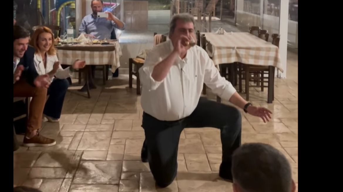 Παύλος Πολάκης: Γιόρτασε τα 57α γενέθλιά του χορεύοντας την «Ευδοκία» με το τσιγάρο στο στόμα