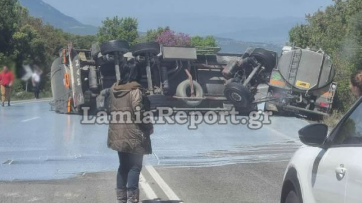 Εκτροπή νταλίκας στην Εθνική Οδό, κλειστός ο δρόμος από Λαμία προς Άμφισσα