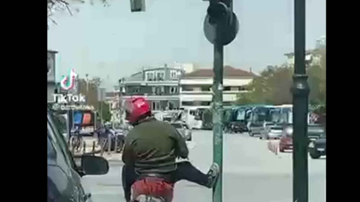 Viral βίντεο με... χαλαρό Λαρισαίο ντελιβερά που ξεκουράζεται στο φανάρι!
