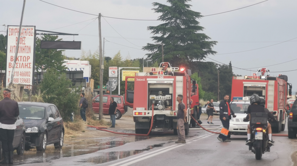 Θέρμη: Πυρκαγιά έκανε «στάχτες» φανοποιείο - Τρομακτικές εικόνες από μαύρους καπνούς