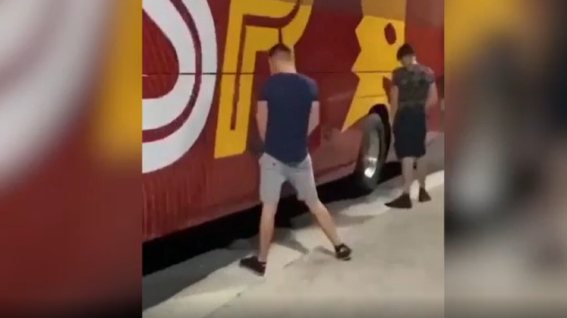 Conference League: Οπαδοί ούρησαν στο λεωφορείο της Ρόμα στα Τίρανα 