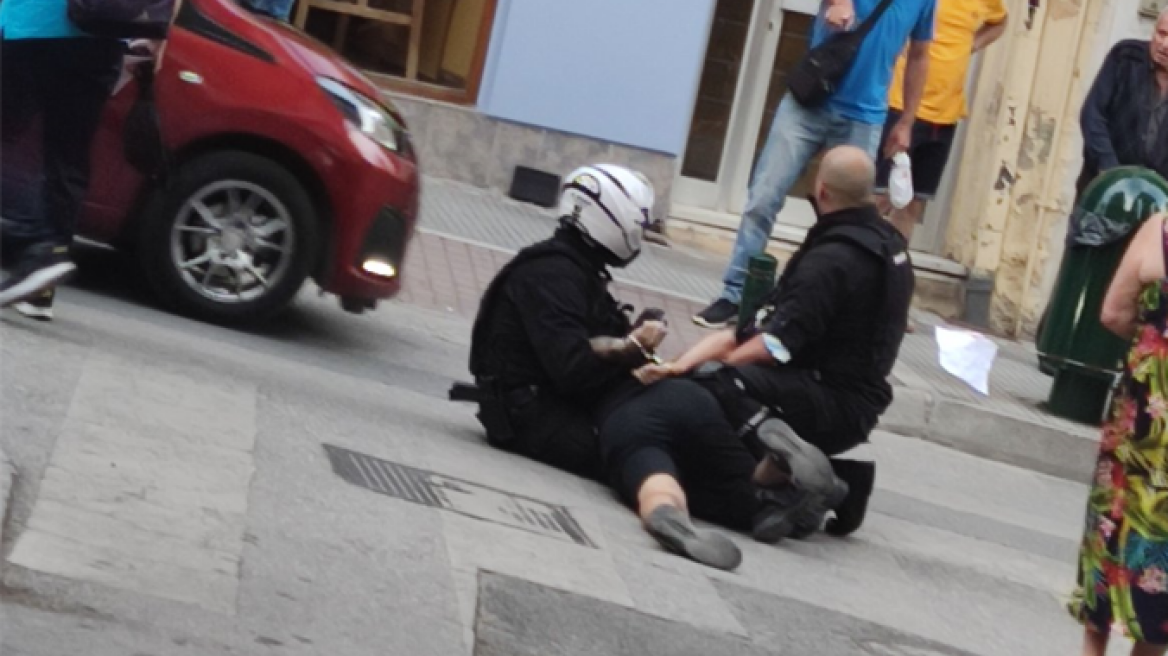 Κοζάνη: Νεαρός επιτέθηκε με μαχαίρι σε 35χρονο - Βίντεο από τη στιγμή της σύλληψης του δράστη