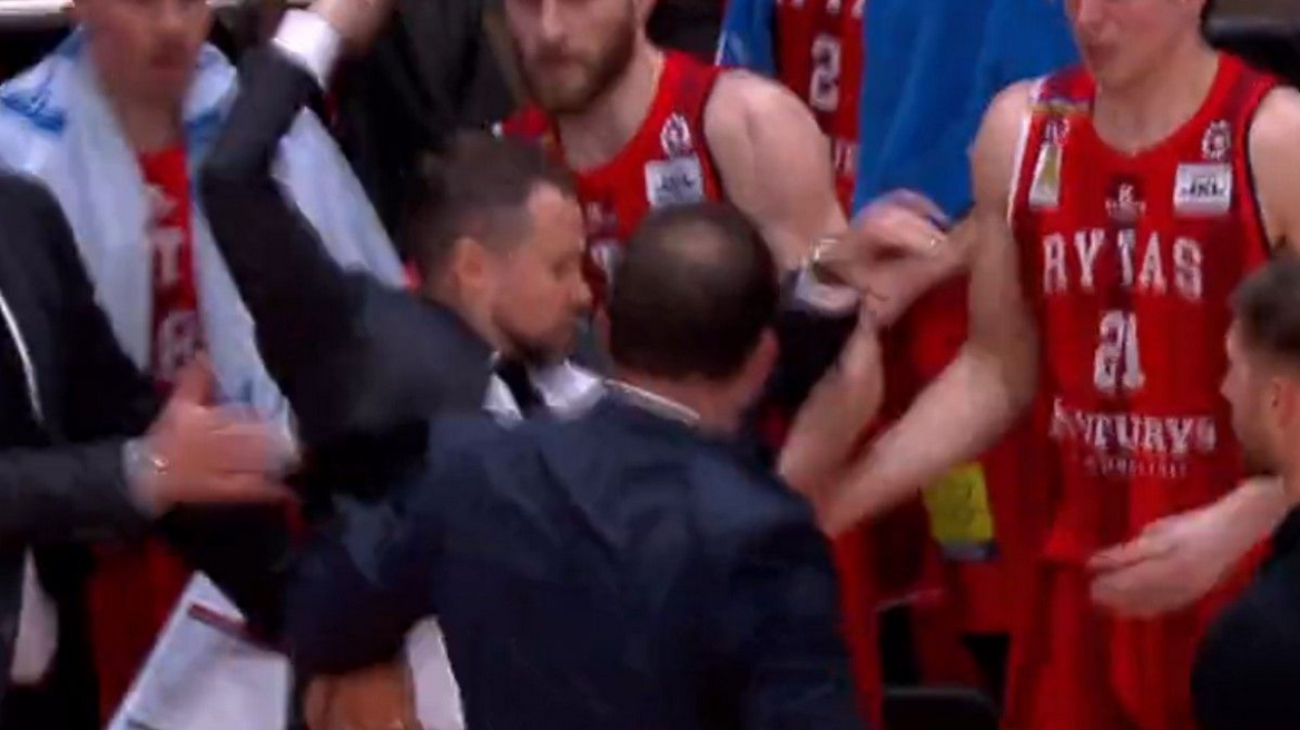 Λιθουανία: Ο προπονητής του Καλαϊτζάκη τα έκανε... λίμπα - Έσπρωξε τον τεχνικό και λογομάχησε με τον πρόεδρο της Λιέτουβος Ρίτας