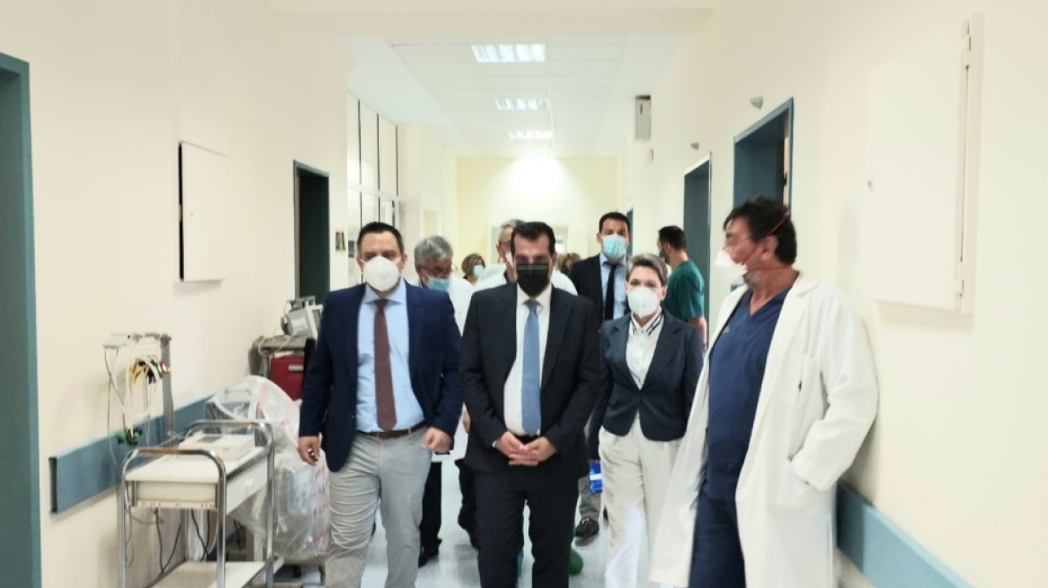 Θάνος Πλεύρης: Επίσκεψη του υπουργού Υγείας στο «Λαϊκό»