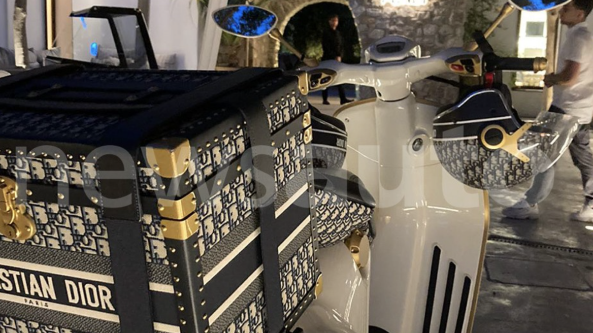 Πόσο κοστίζει η σπάνια Vespa Christian Dior που βρίσκεται στην Μύκονο; - Δείτε την 