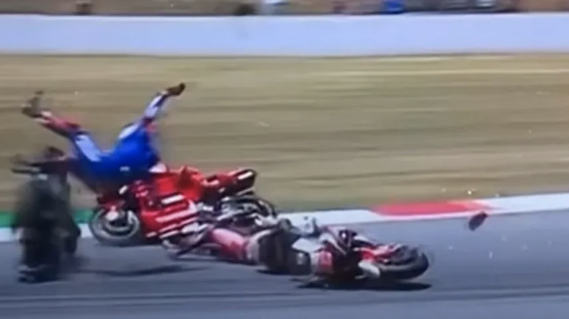 Τρομακτικό: Επεσε με το κεφάλι στον τροχό - Δείτε το video από το Moto GP