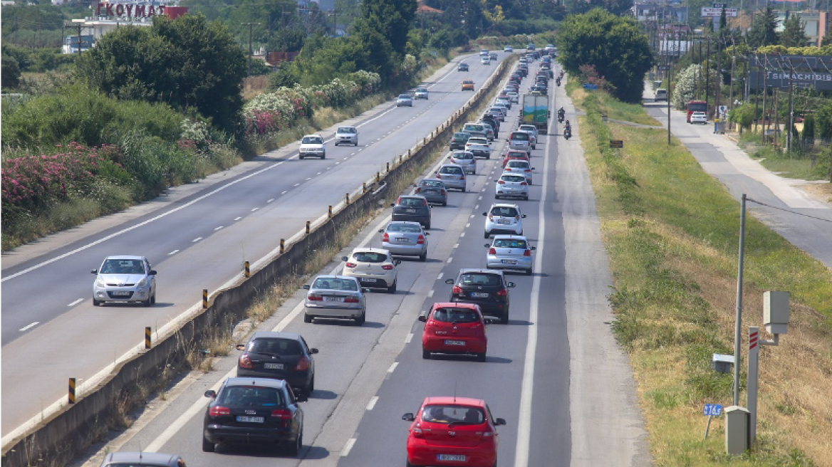Ουρά χιλιομέτρων και χαμηλές ταχύτητες στην έξοδο για Χαλκιδική