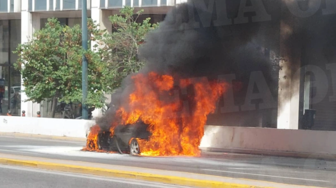 Φωτιά σε αυτοκίνητο στη Συγγρού στο ύψος του Φιξ - Σώθηκαν την τελευταία στιγμή μία γυναίκα και ένα παιδί