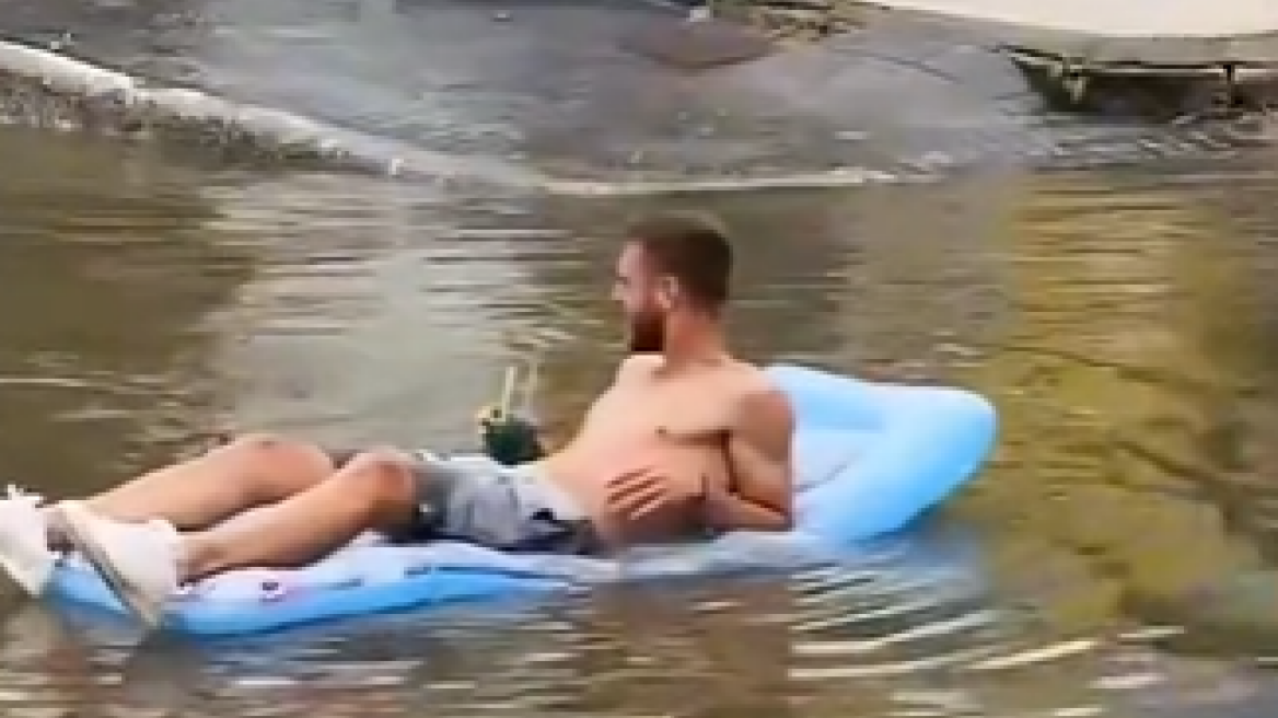 Κακοκαιρία - «Τι κάνεις, εδώ κολυμπάμε ρε!»: Πώς έγινε viral ο νεαρός με το στρώμα θαλάσσης και το κοκτέιλ στην πλημμυρισμένη Κατερίνη  
