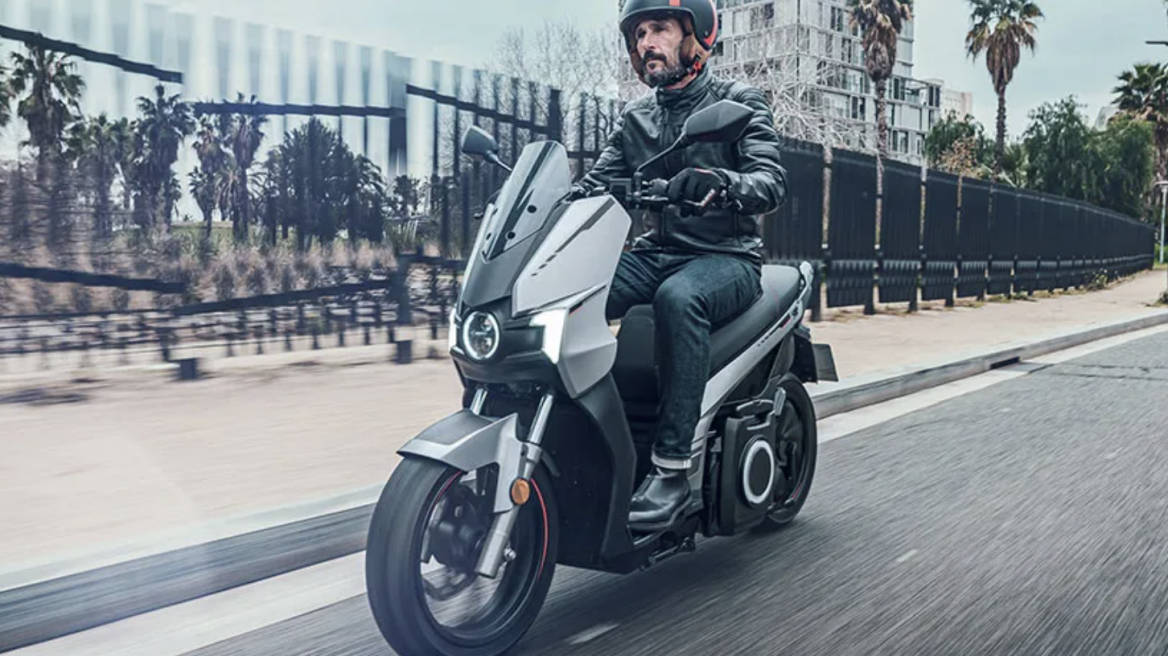 Οριστικό: Επιδότηση μαμούθ για ηλεκτρικά δίκυκλα - Οδηγούνται με δίπλωμα αυτοκινήτου 