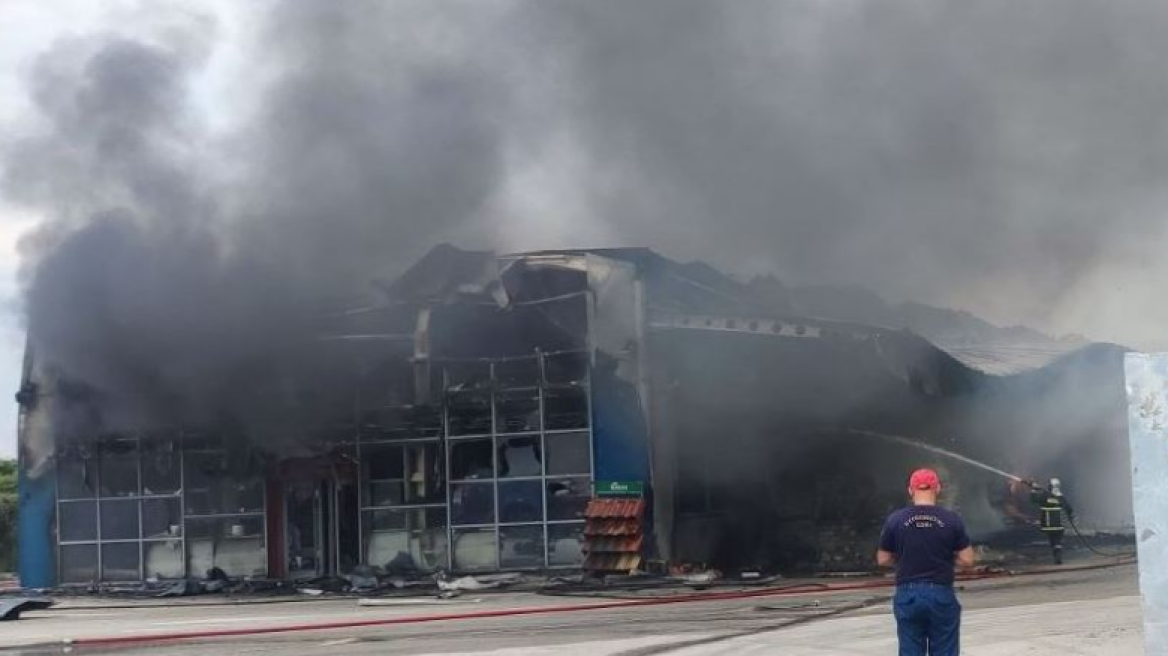 Πτολεμαίδα: Μεγάλη φωτιά σε επιχείρηση οικοδομικών υλικών 