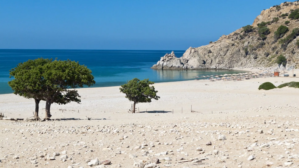 Οι αμμώδεις, οι απομονωμένες, οι άγριες και βραχώδεις: Οι καλύτερες παραλίες της Σαμοθράκης