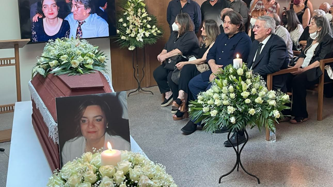 Στο Αποτεφρωτήριο Ριτσώνας το «ύστατο χαίρε» στη Λένα Γκόλφη-Παναγοπούλου