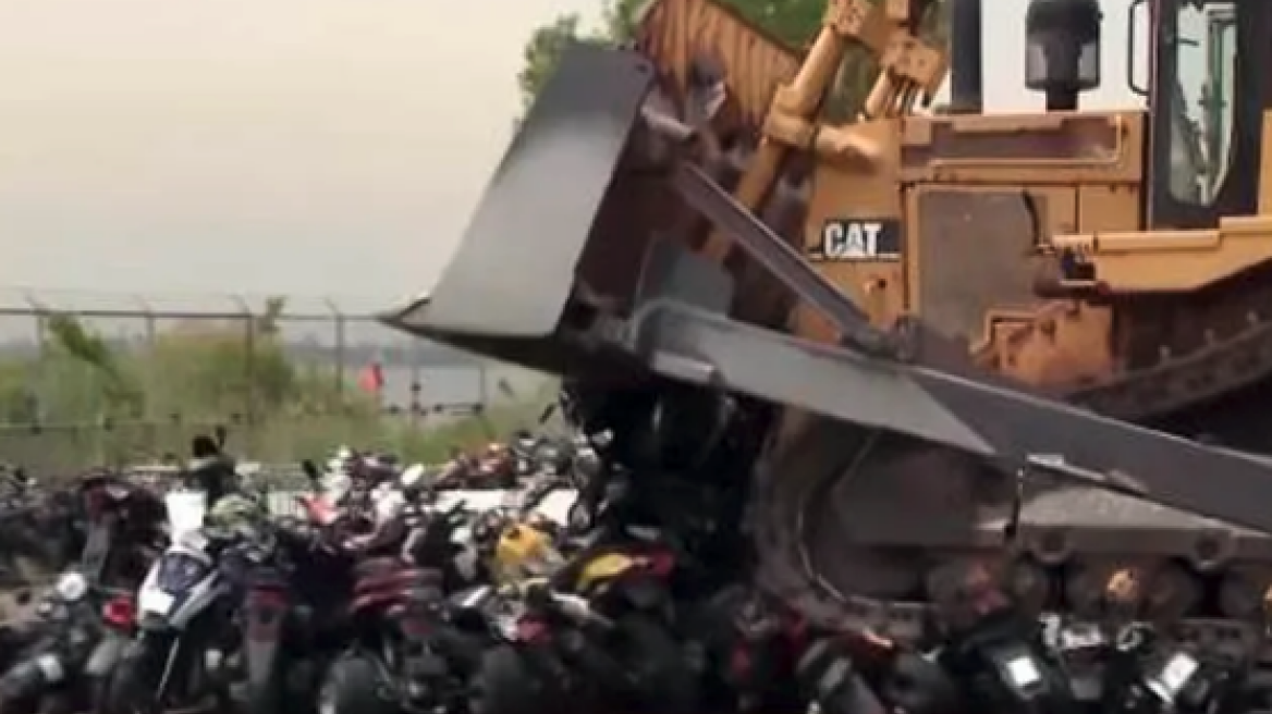 Γιατί οι Αμερικανοί καταστρέφουν μοτοσικλέτες; - Δείτε το video