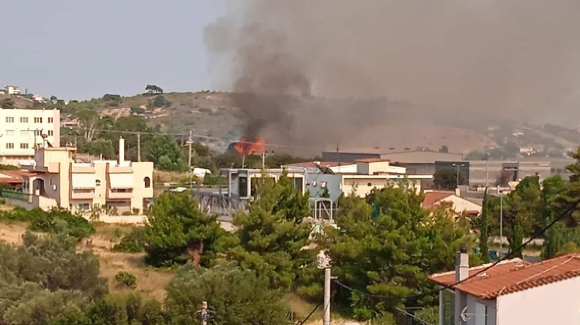 Υπό έλεγχο η φωτιά στην Παλλήνη - Διακοπή της κυκλοφορίας 