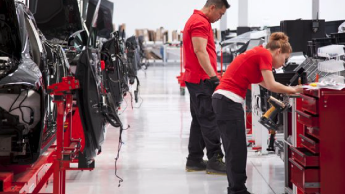 Δείτε πόσα παίρνει ένας εργαζόμενος στην Tesla