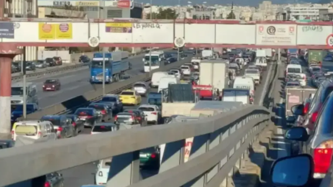 Κίνηση στους δρόμους: Μποτιλιάρισμα στο καθοδικό ρεύμα του Κηφισού, ποιοι δρόμοι είναι στο «κόκκινο»