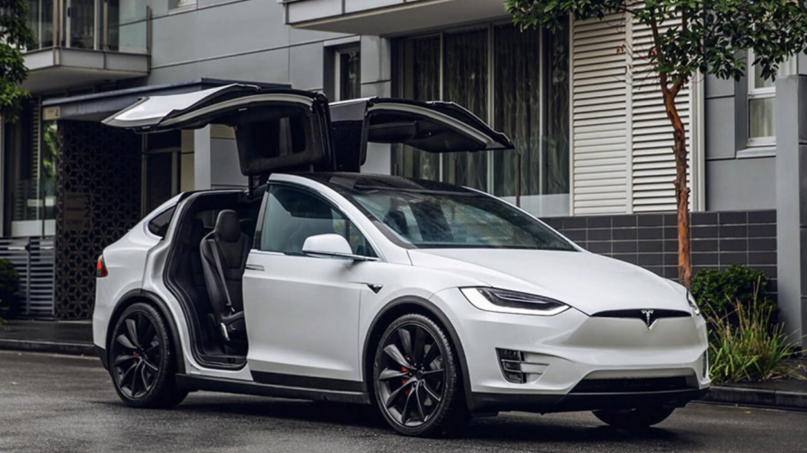 Δεν άντεξε και ξεκινάει τις διαφημίσεις η Tesla