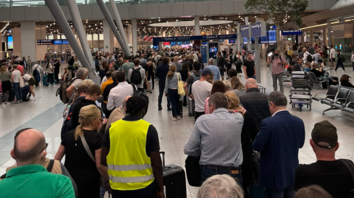 Γερμανία: Εικόνες συνωστισμού στο αεροδρόμιο του Ντίσελντορφ, ακυρώσεις πτήσεων και στη Βιέννη