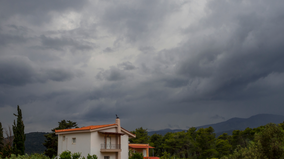 Καιρός: Μέχρι πότε θα έχουμε μπόρες και καταιγίδες - Χαλάζι σε Φθιώτιδα και Εύβοια, μπουρίνι στη Λήμνο
