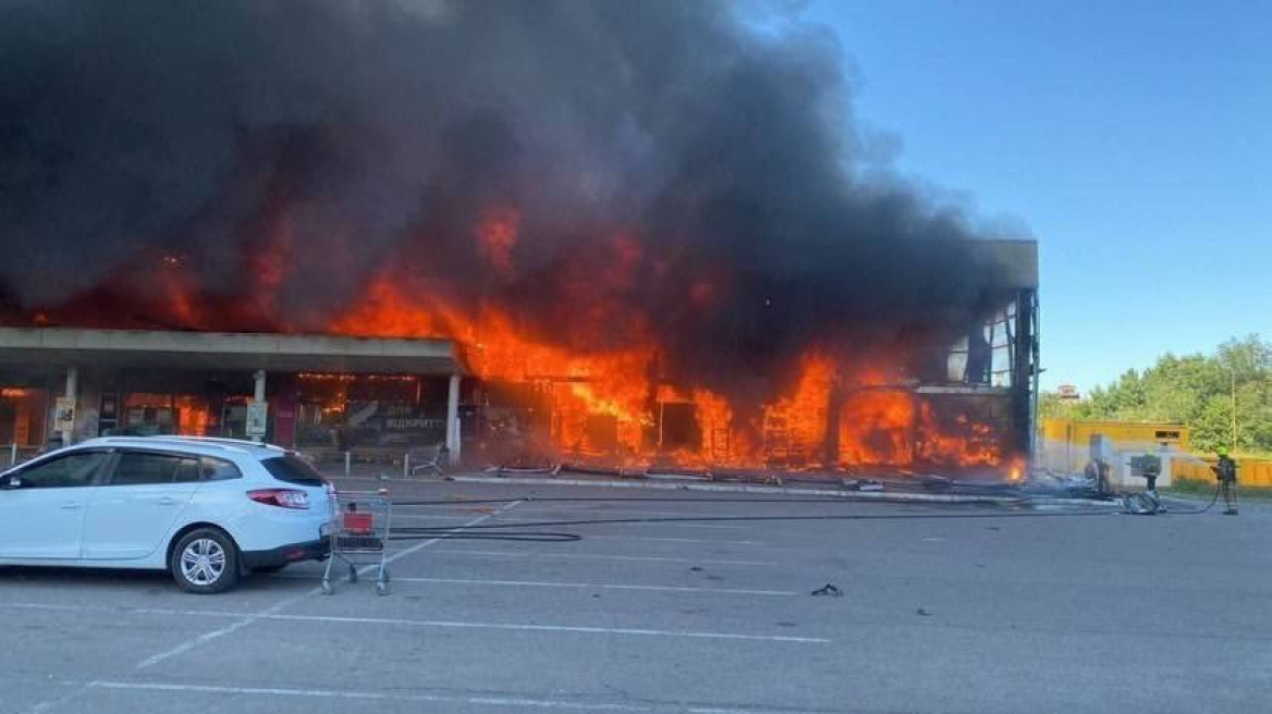 Ουκρανία: «Από επίθεση σε αποθήκη όπλων, προκλήθηκε η πυρκαγιά στο εμπορικό στο Κρεμεντσούκ» δικαιολογήθηκε η Μόσχα