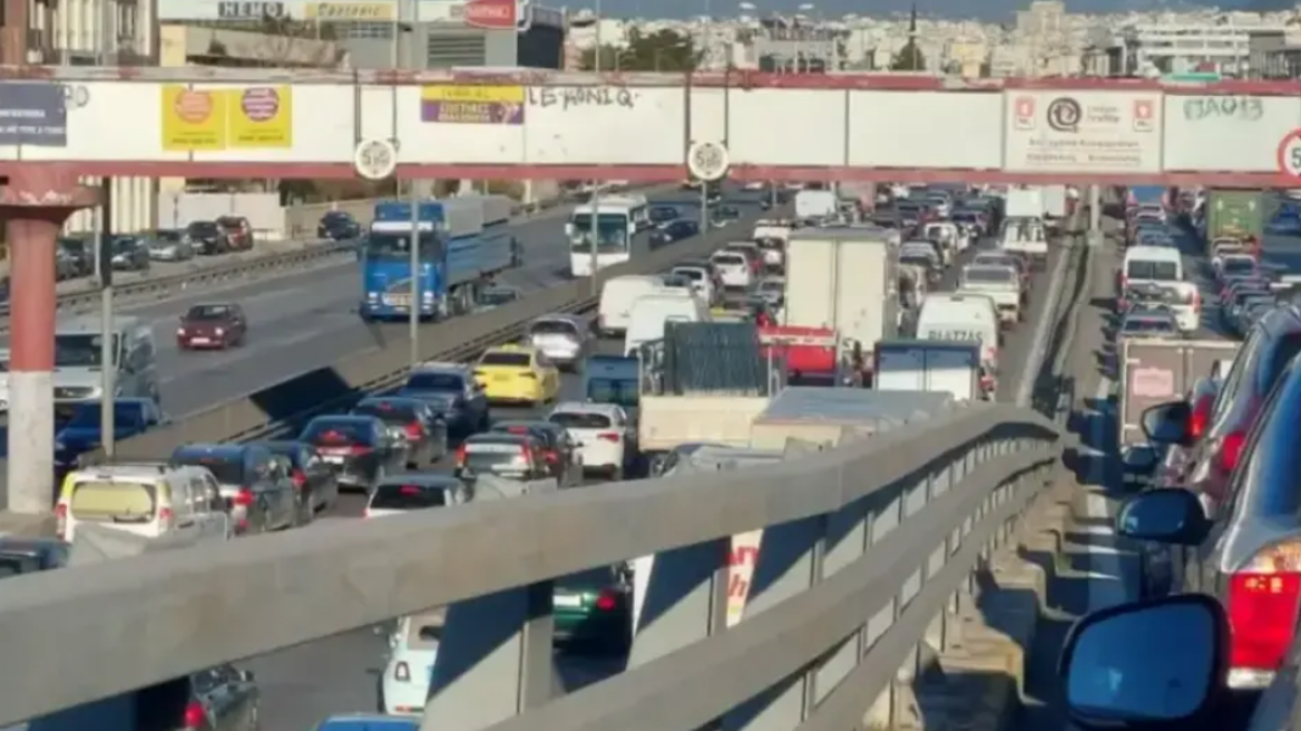 Κίνηση στους δρόμους: Μποτιλιάρισμα τώρα στον Κηφισό στο ρεύμα ανόδου, λόγω ακινητοποιημένου οχήματος