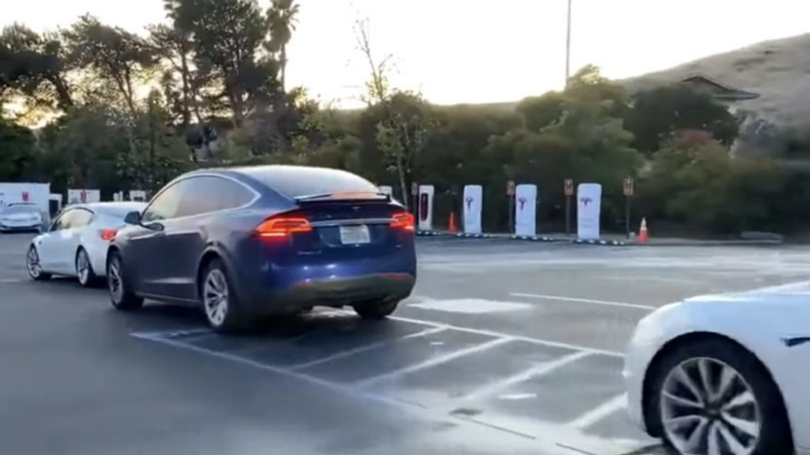 Στην ουρά ηλεκτρικά αυτοκίνητα (+video)