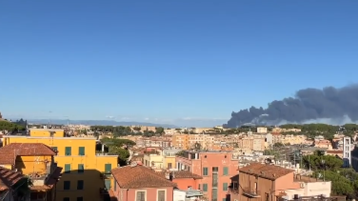 Ιταλία: Πυρκαγιά ξέσπασε σε πάρκο περιφερειακής συνοικίας της Ρώμης - Δείτε βίντεο