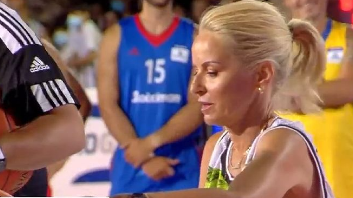Μαρία Μπεκατώρου: Έκλεψε την παράσταση σε αγώνα μπάσκετ