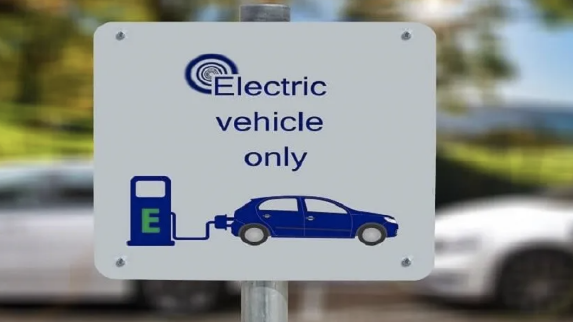 Ερχεται το τέλος της ηλεκτροκίνησης; Αυξήθηκαν οι εκπομπές CO2...