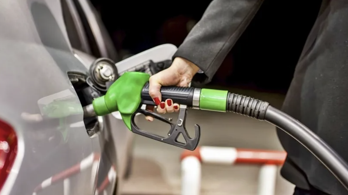 Προσοχή: Γιατί δεν πρέπει να βάζετε δέκα-δέκα ευρώ καύσιμο;