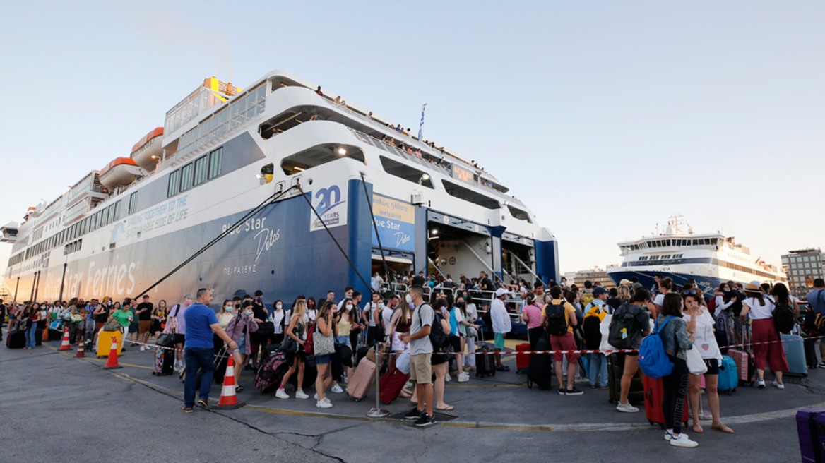 Φεύγουν γεμάτα τα πλοία με τους αδειούχους του Ιουλίου, κίνηση και στο «Ελ.Βενιζέλος»