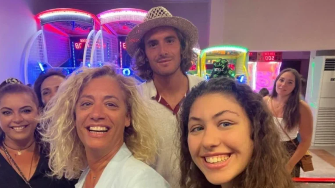 Στέφανος Τσιτσιπάς: Διακοπές στη Ζάκυνθο με την σύντροφό του, χαλαρός και ευδιάθετος - Βίντεο και φωτογραφίες