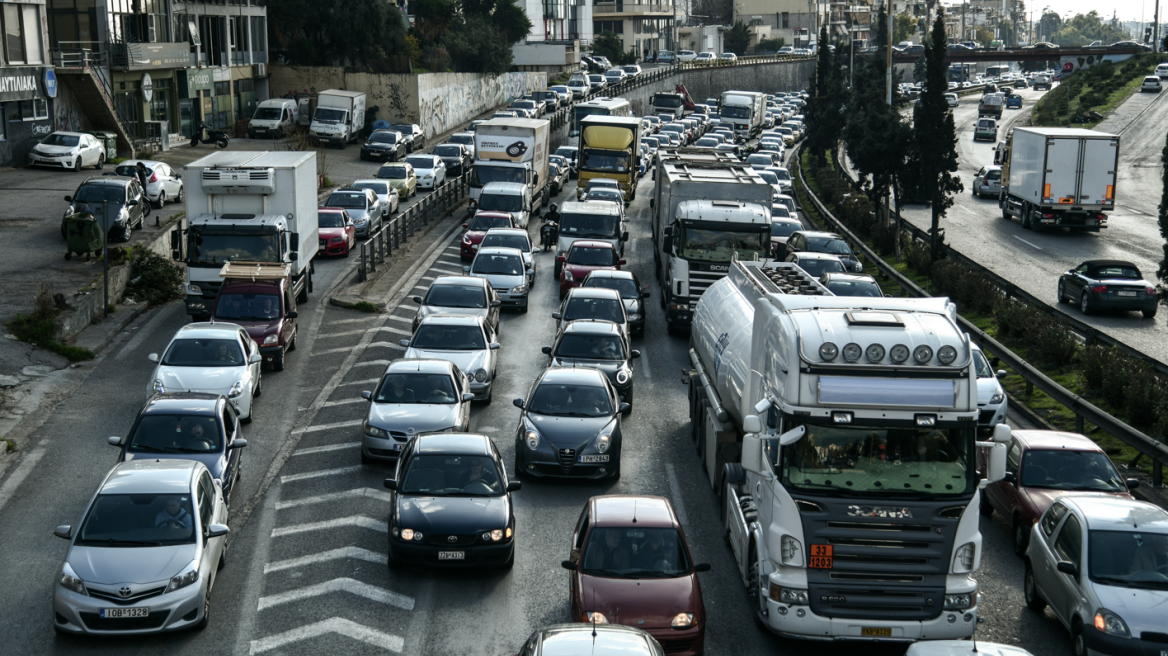 Κίνηση στους δρόμους: Μποτιλιάρισμα τώρα και στα  δύο ρεύματα του Κηφισού, live εικόνα