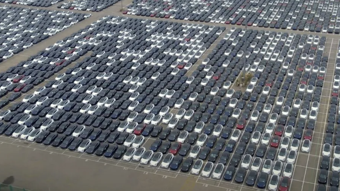 Τι περιμένουν σταθμευμένα χιλιάδες Tesla;