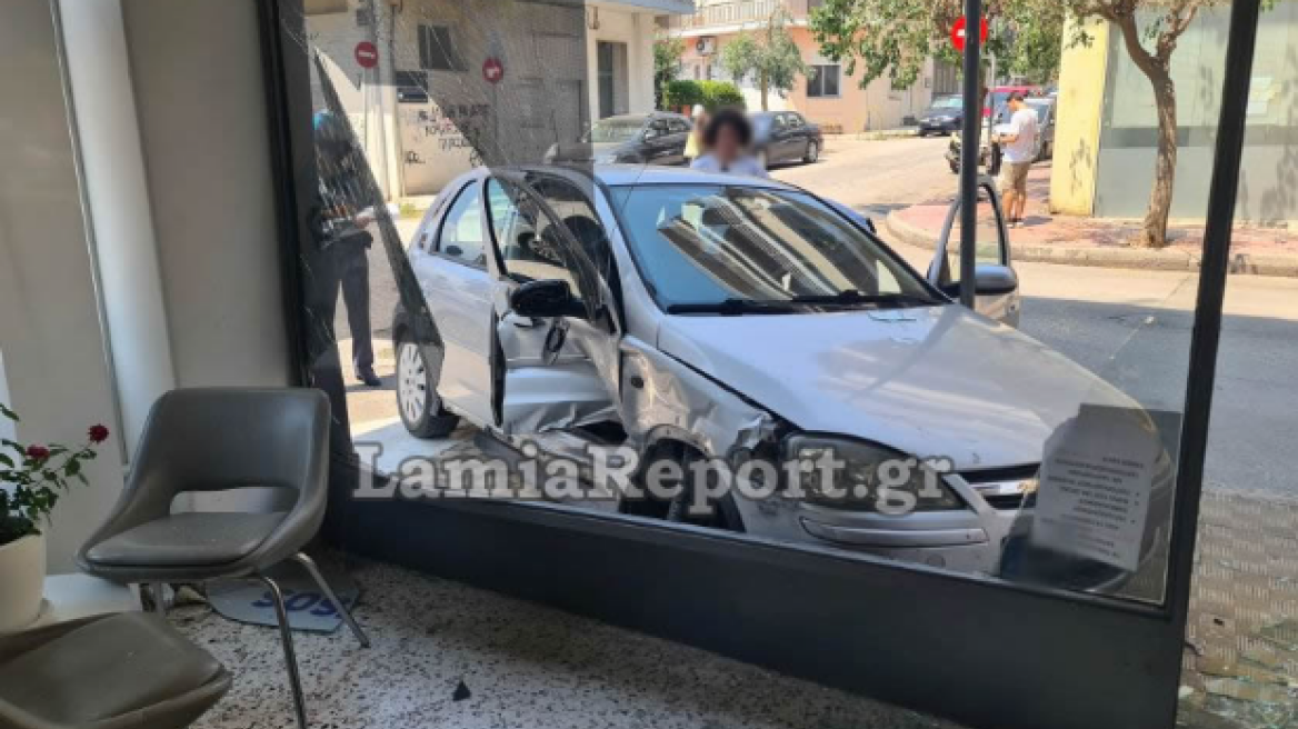 Βίντεο - Λαμία: Καρέ-καρέ η στιγμή που αυτοκίνητο καρφώνεται σε βιτρίνα καταστήματος