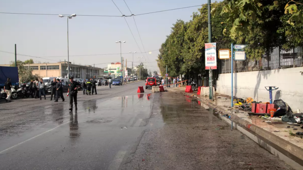 Αυτοκίνητο τυλίχθηκε στις φλόγες επί της Πέτρου Ράλλη, μποτιλιάρισμα στην περιοχή 