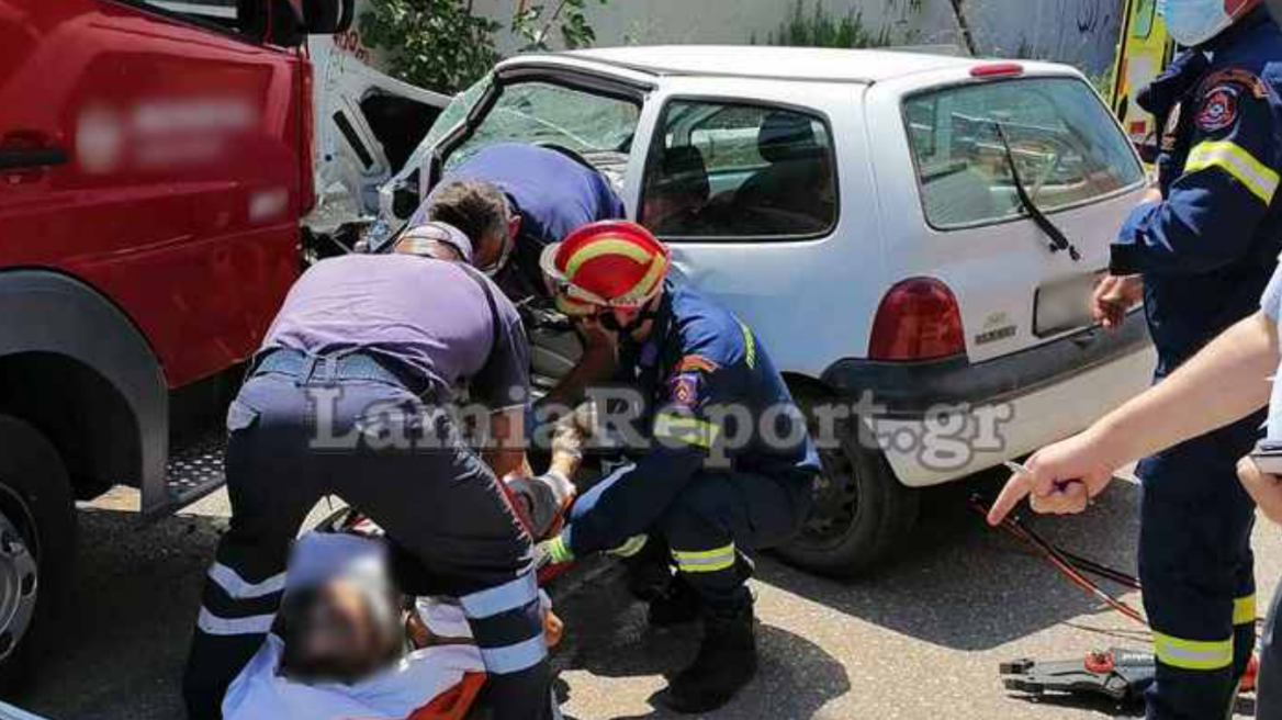 Τροχαίο με εγκλωβισμένη οδηγό στον παράδρομο έξω από τη Λαμία