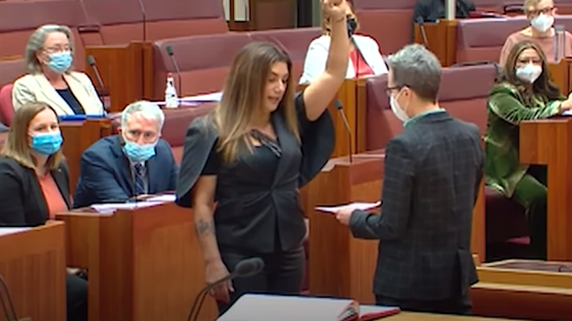 Αυστραλία: Αυτόχθων γερουσιάστρια παράφρασε τον όρκο στη βασίλισσα Ελισάβετ χαρακτηρίζοντάς την αποικιοκράτισσα