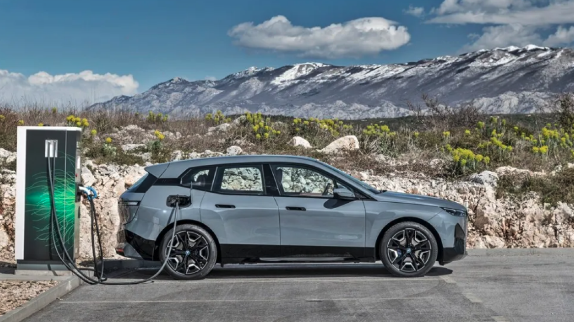 Η BMW κάνει ανάκληση στις iX και i4