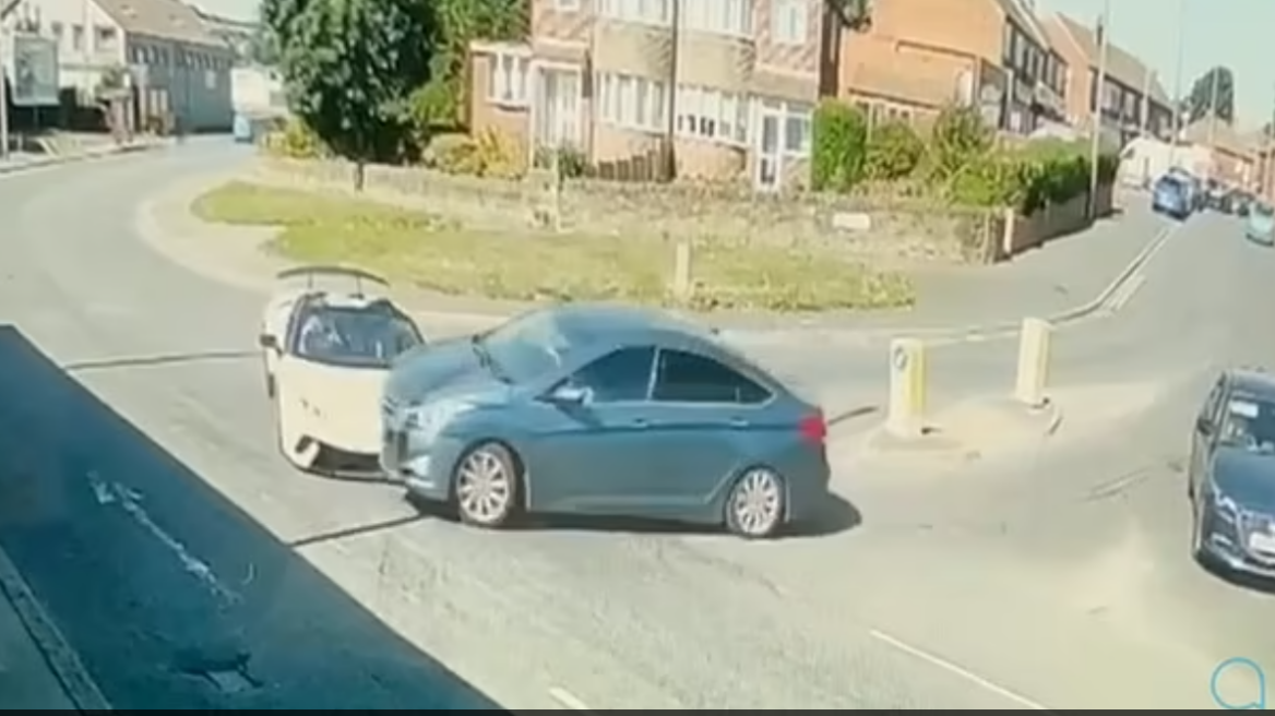 Βρετανία: Καρέ - καρέ η στιγμή που ένα Hyundai συγκρούεται με μία Lamborghini αξίας 250.000 δολαρίων