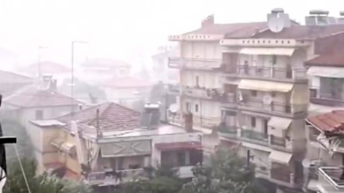 Έντονη βροχή και θυελλώδεις άνεμοι χτύπησαν τη Βέροια και τη Νάουσα - Δείτε βίντεο