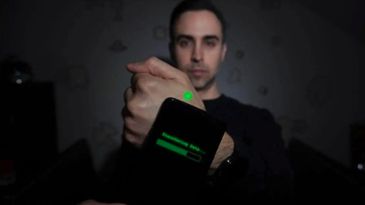 Ιδιοκτήτης Tesla εμφύτεψε τσιπάκι στο χέρι του (+video)