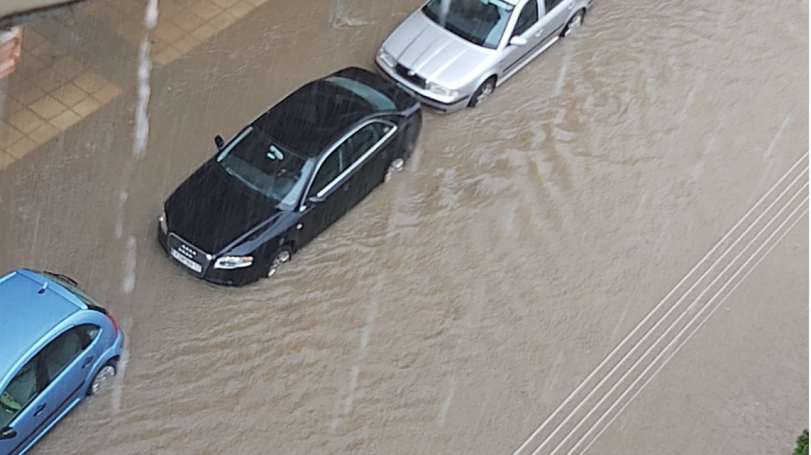 Καιρός: Σφοδρή καταιγίδα έπληξε την Πτολεμαΐδα, δείτε βίντεο 